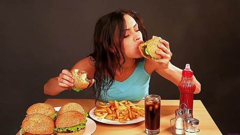Thói quen ăn uống không lành mạnh có thể là nguyên nhân gây viêm đại tràng